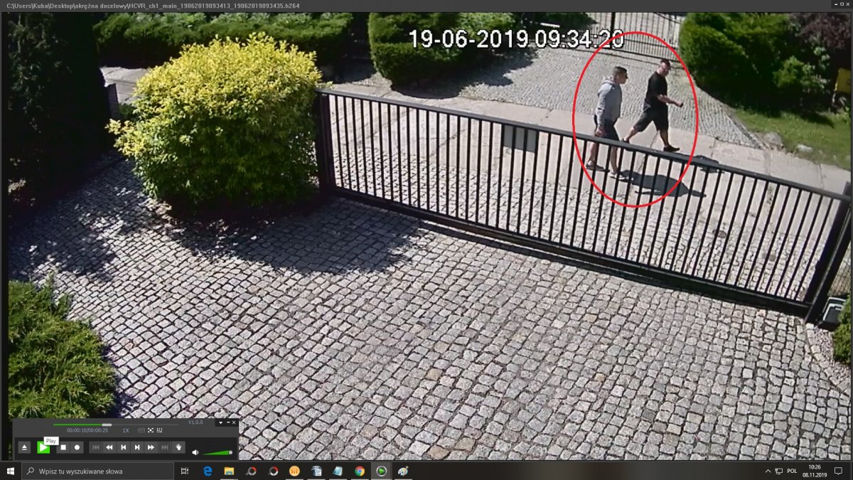 Było włamanie do domu. Pomóż ustalić mężczyzn z nagrania kamer [ZDJĘCIA]