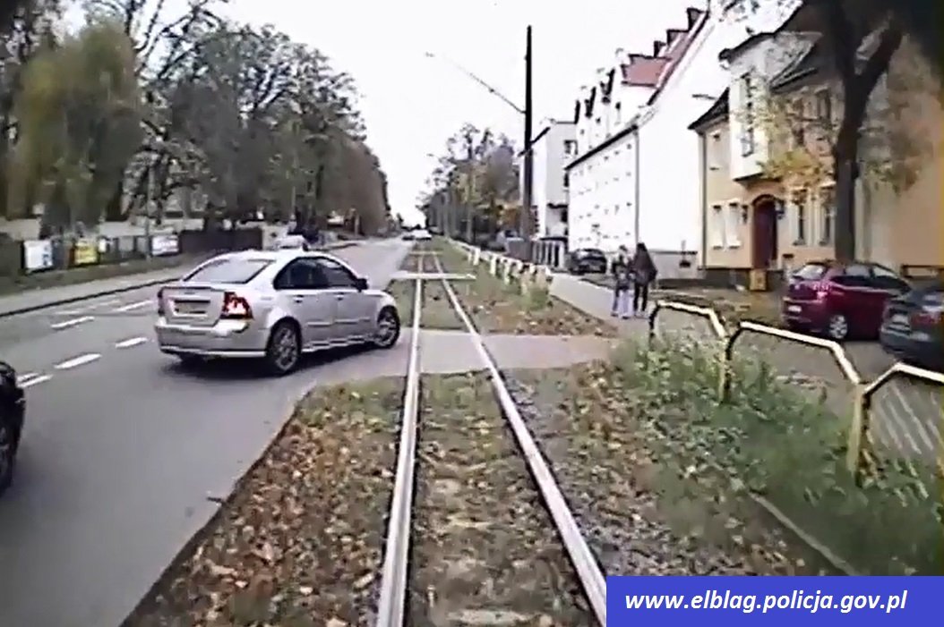 Zderzył się z tramwajem i odjechał