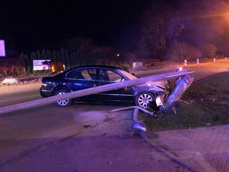 Skoda uderzyła w latarnię – Braniewo [ZDJĘCIA]