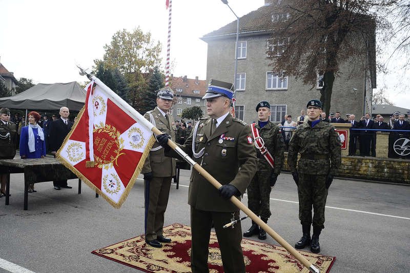 Nowy sztandar Pułku Wsparcia Dowodzenia [ZDJĘCIA]