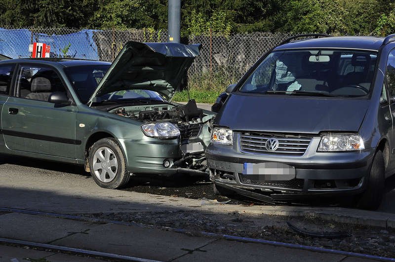 Przy remizie straży pożarnej zderzyły się dwa auta. Jedna osoba trafiła do szpitala [ZDJĘCIA]