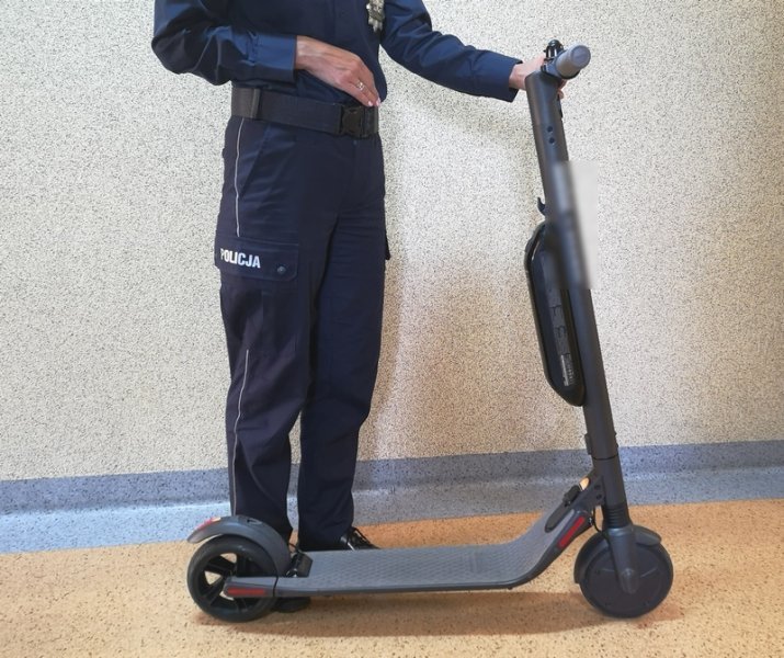 Mieszkańcy Elbląga na policję przynoszą… hulajnogi do wypożyczenia

