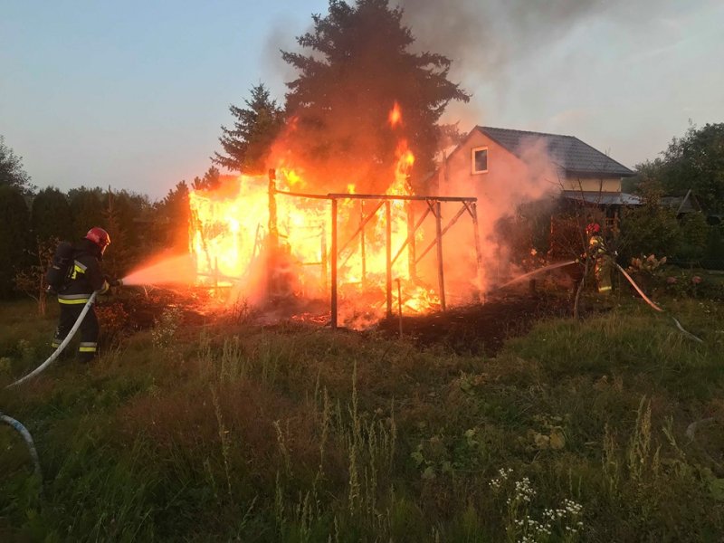 Pożar na działkach, sprawna akcja strażaków

