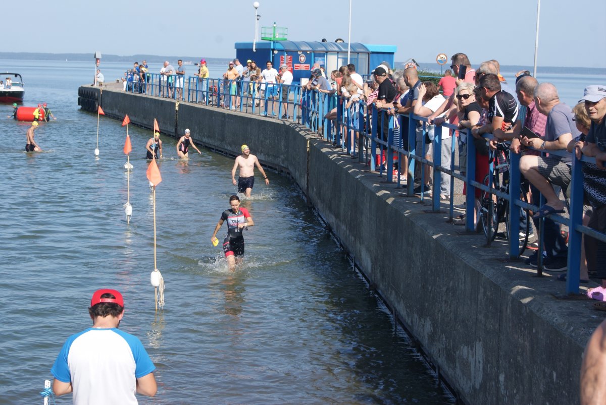 Pływali, jeździli, biegali we Fromborku


