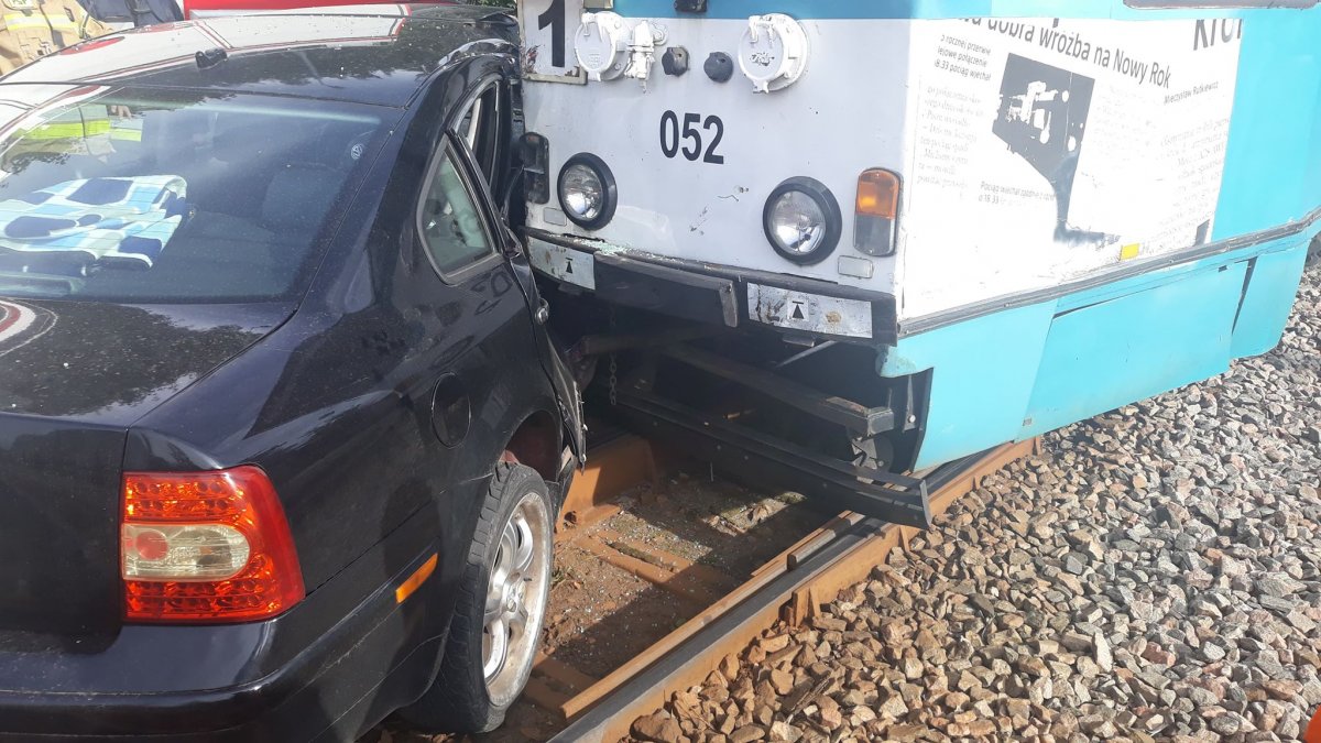 Nie ustąpił pierwszeństwa i wjechał pod tramwaj

