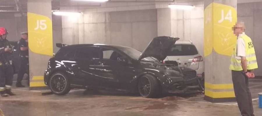 Rozpędzony wjechał w filar na parkingu. Samochód sam poinformował policję [VIDEO]