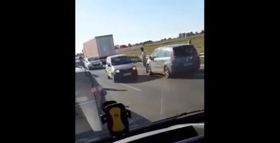 Zrobili korytarz życia i… pojechali pod prąd! [VIDEO]
