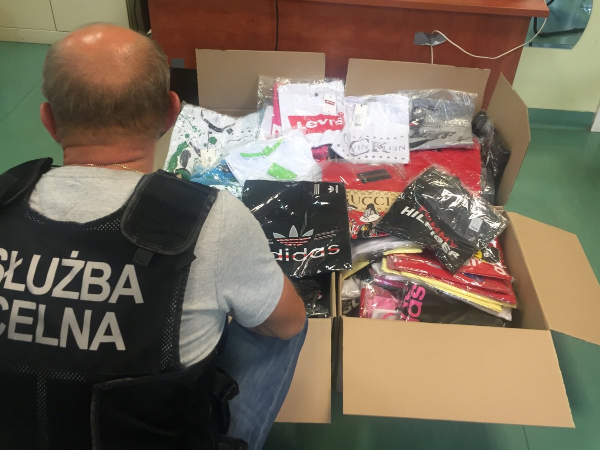 Handlarza podróbkami zdradziła… niedbałość o towar