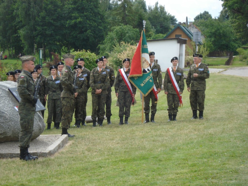 Młodzież w mundurach wzięła w opiekę miejsce pamięci o bohaterze

