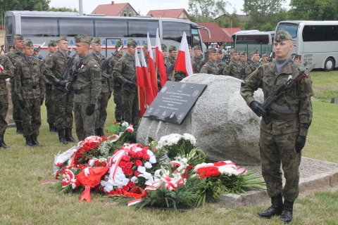 Poświęcił życie by ratować innych. Mieszkańcy gminy Pasłęk pamiętają o bohaterskim pilocie

