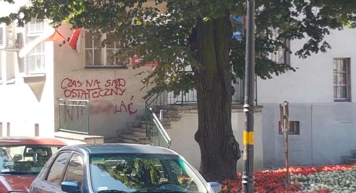 Kolejny atak na biuro poselskie. Tym razem to przestępstwo przeciwko Rzeczypospolitej
