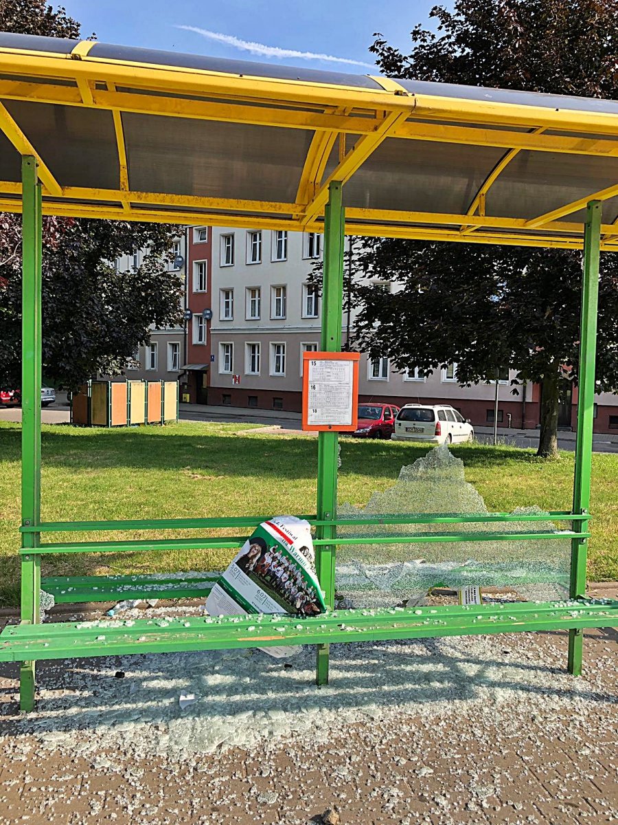 Przeszkadzały im szyby na przystankach, grozi im pobyt za kratami

