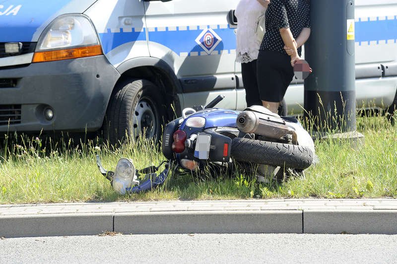 Nie ustąpiła pierwszeństwa, uderzyła w skuter [ZDJĘCIA]