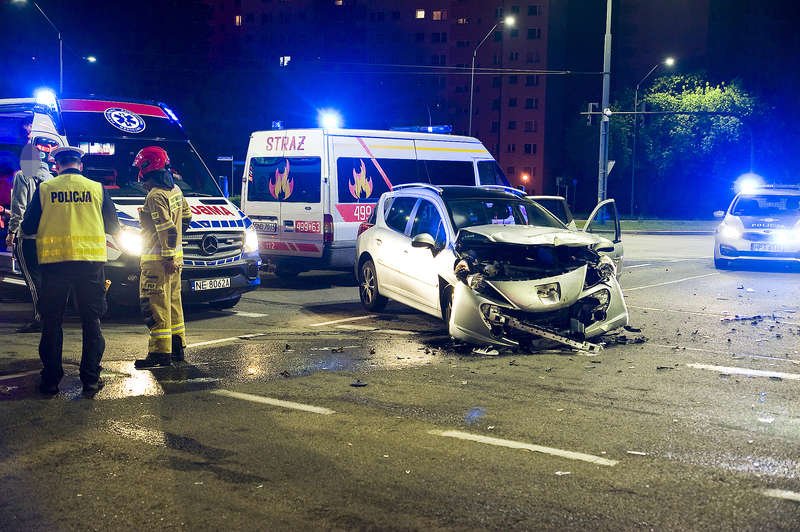 Zderzenie peugeota z mercedesem. Nie ustąpiła pierwszeństwa przejazdu [ZDJĘCIA]
