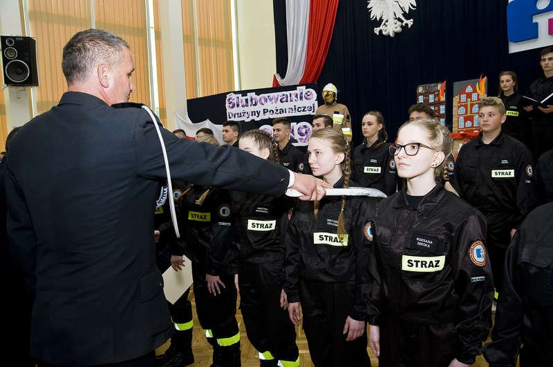 Przyszli druhowie złożyli ślubowanie w szkolnych murach [ZDJĘCIA]