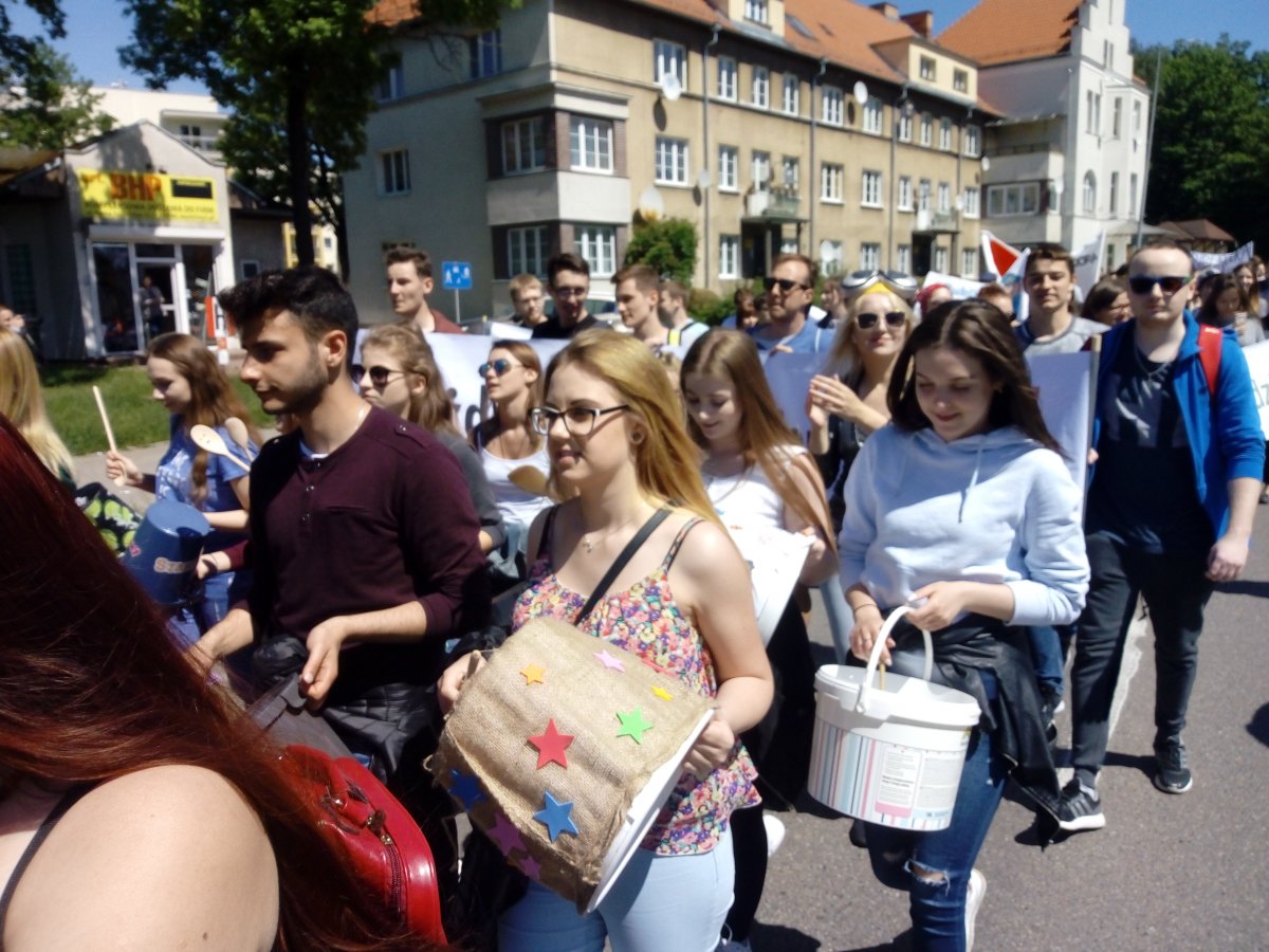 Studenci opanowali ulice Elbląga [RELACJA] [GALERIA ZDJĘĆ]