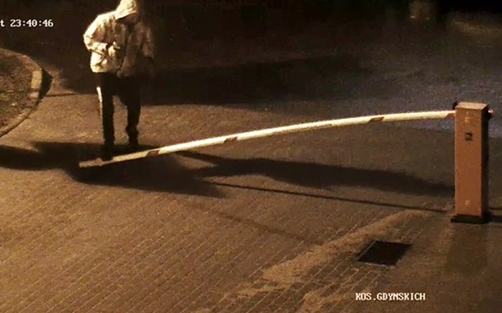 Uszkodził szlaban na Kosynierów Gdyńskich. Nagrały go kamery [film] 