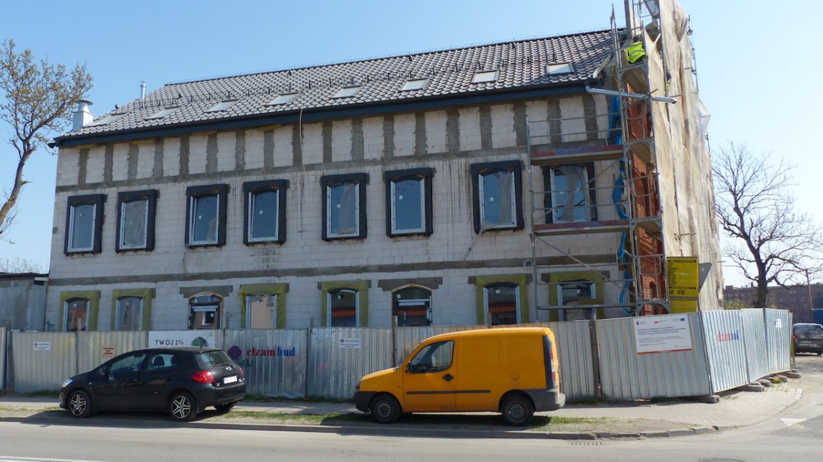 Nad rzeką Elbląg budują Dom pod cisem. To będzie miejsce z duszą [zdjęcia]
