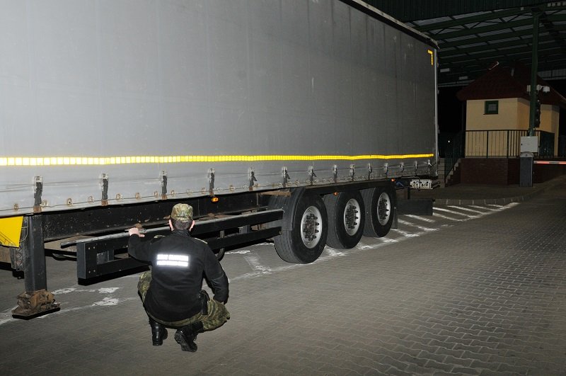 Zabezpieczone dokumenty i zatrzymana naczepa