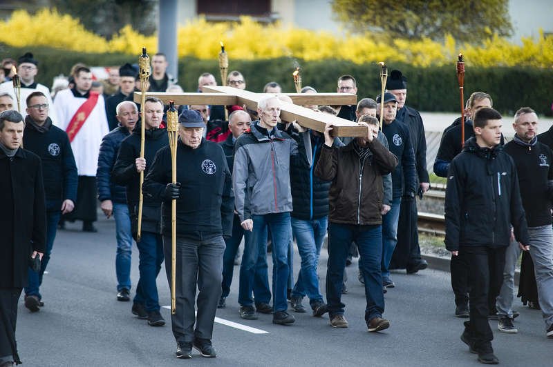 Przeszli ulicami Elbląga niosąc symboliczny krzyż [zdjęcia]