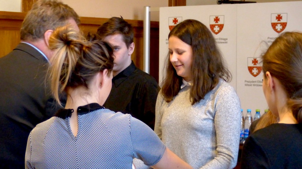 Zdolni uczniowie z Elbląga odebrali stypendia [zdjęcia]