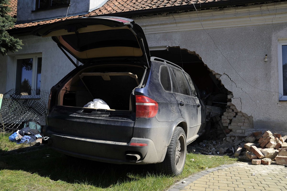 Kobieta wjechała w budynek mieszkalny na ul. Kolejowej [zdjęcia]
