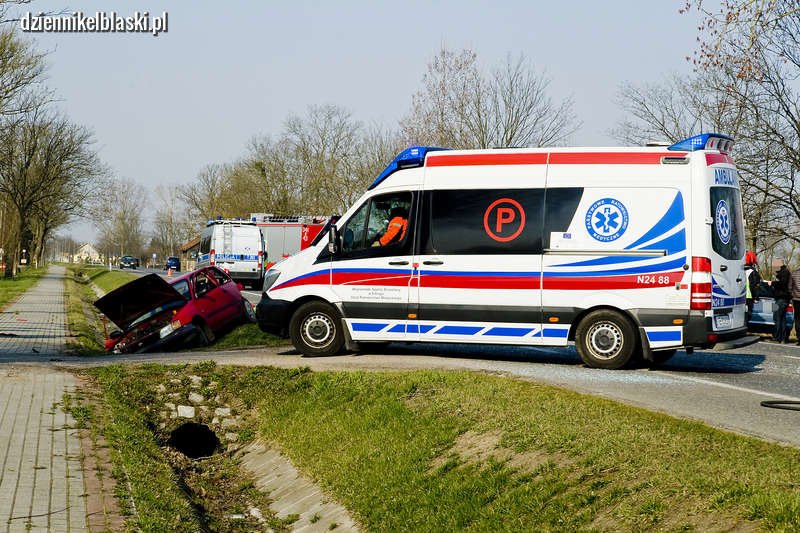 Uwaga kierowcy, zderzenie dwóch pojazdów na DK 7. Droga całkowicie zablokowana [ZDJĘCIA]