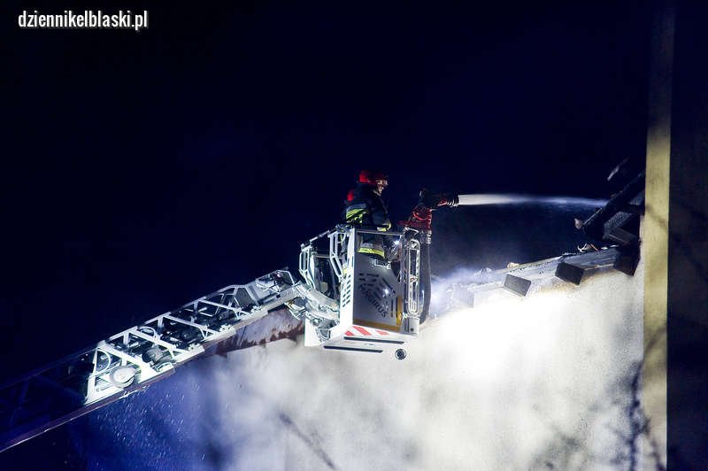  Pożar domu przy ul. Dębowej. Z ogniem walczyło 20 strażaków