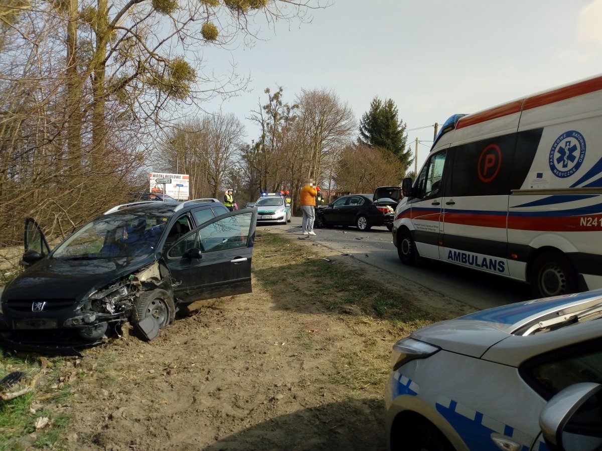 BMW zderzyło się z peugeotem w Elblągu. Droga jest nieprzejezdna [ZDJĘCIA]