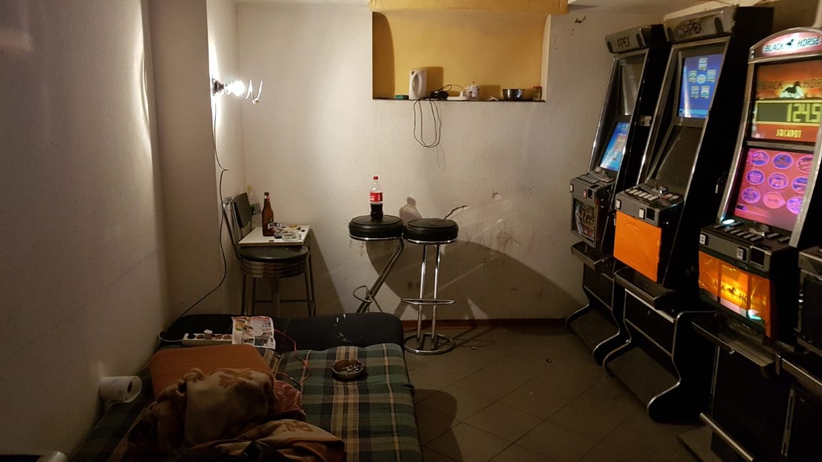 Policjanci weszli do nielegalnego salonu gier na elbląskiej starówce