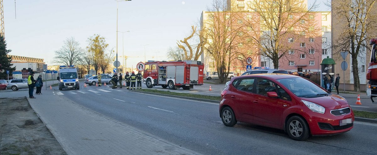 Potrącenie na Teatralnej. Wjechała w matkę z dwójką dzieci [zdjęcia]