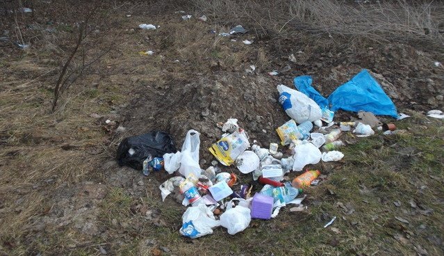 Ktoś wyrzucił śmieci w lesie i przy drodze. Ustalili sprawców
