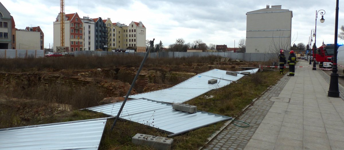 Silny wiatr przewrócił blaszany płot na elbląskiej starówce [zdjęcia]
