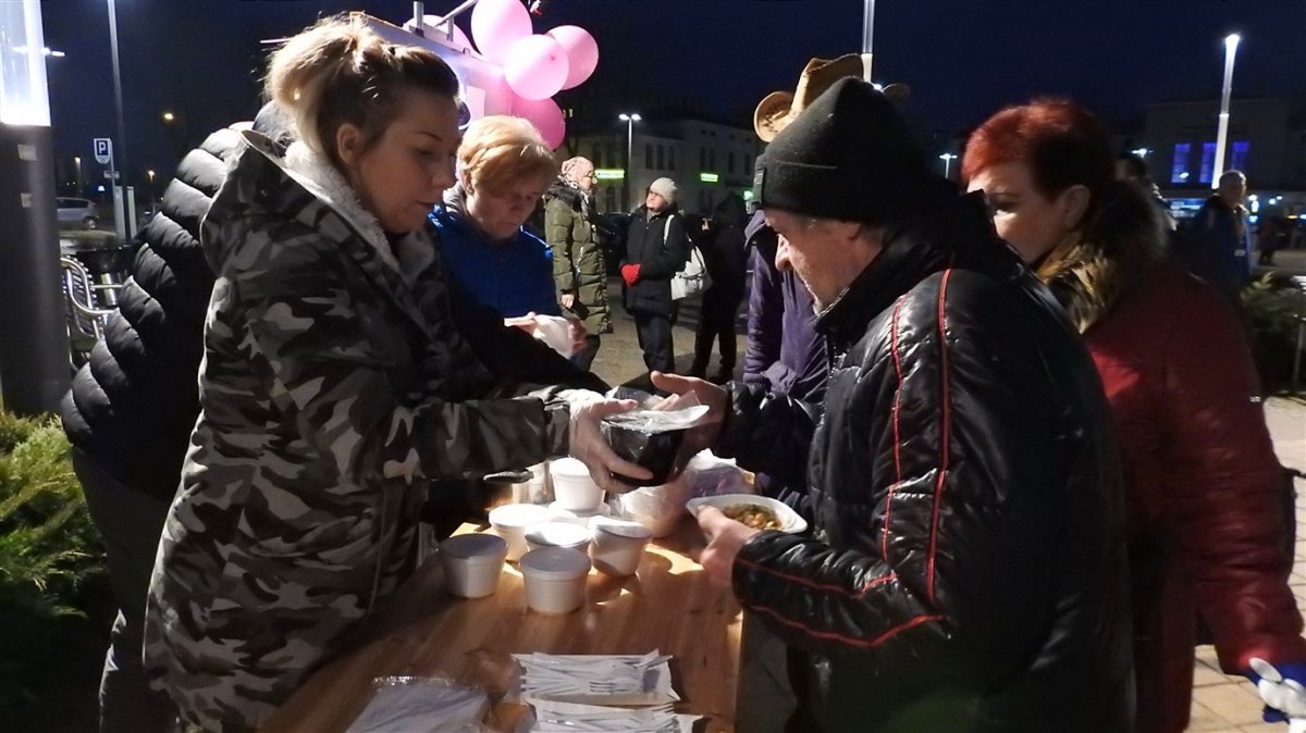 Gotują ludziom obiady i lepszy los. Własnie skończyli rok