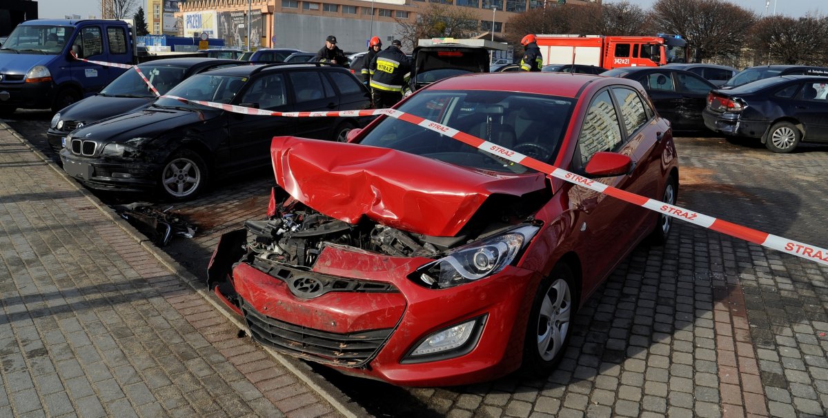 Skręcał w lewo, wpadł na parking i uszkodził cztery auta [zdjęcia]