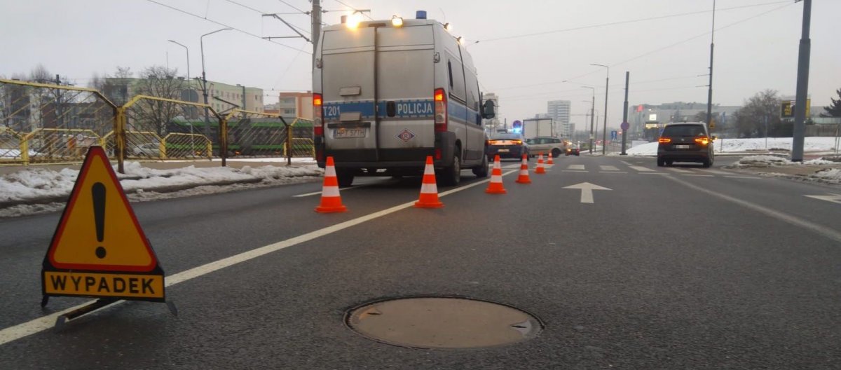 Potrącenie pieszego na ul. Płk. Dąbka. 73-letni mężczyzna trafił do szpitala