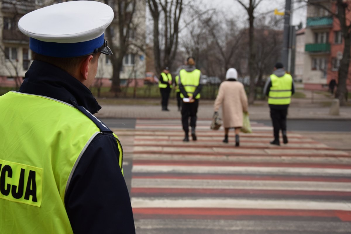 Piesi pod policyjną lupą. Na przejściu zdejmij kaptur, nie patrz w komórkę, z uszu wyjmij słuchawki