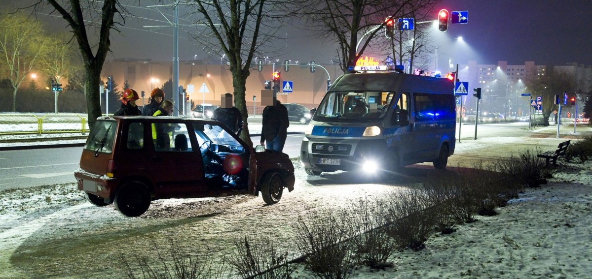 Puste butelki po piwie i zapach alkoholu w samochodzie. Kompletnie pijany kierowca spowodował wypadek w centrum Elbląga