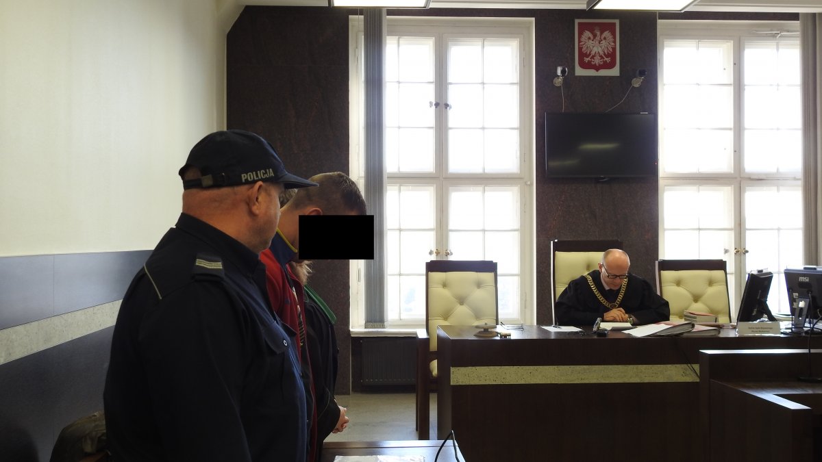 Uderzał ją pięścią, kopał i szarpał. 35-latek usłyszał wyrok