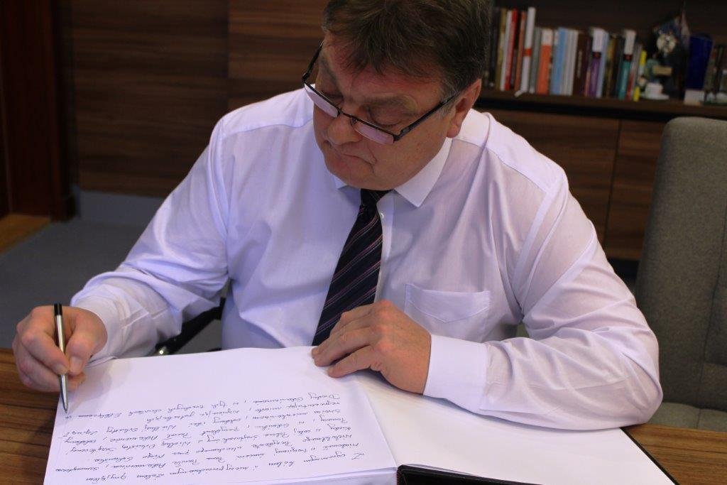 Księga kondolencyjna ku pamięci prezydenta Pawła Adamowicza