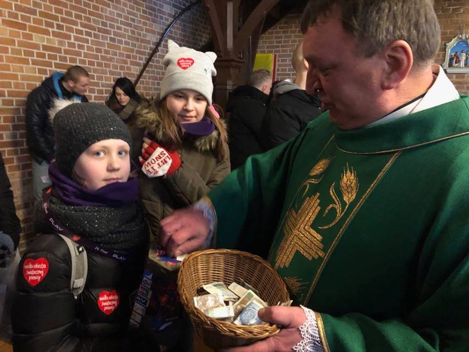 Ksiądz przekazał pieniądze z tacy na WOŚP