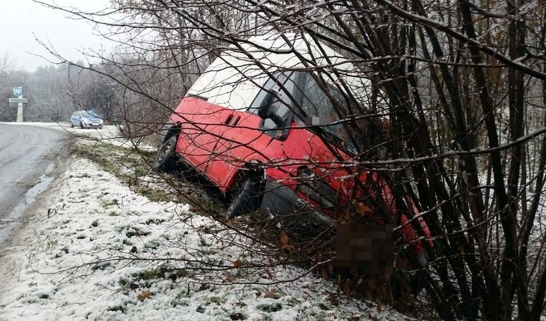 Sypie śnieg, sypią się też kolizje. Uwaga, bardzo ślisko na drogach! 