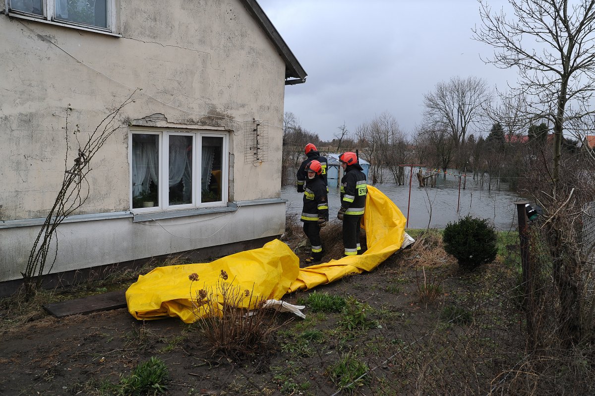 Woda jeszcze groźna, ale z każdą godziną coraz mniej