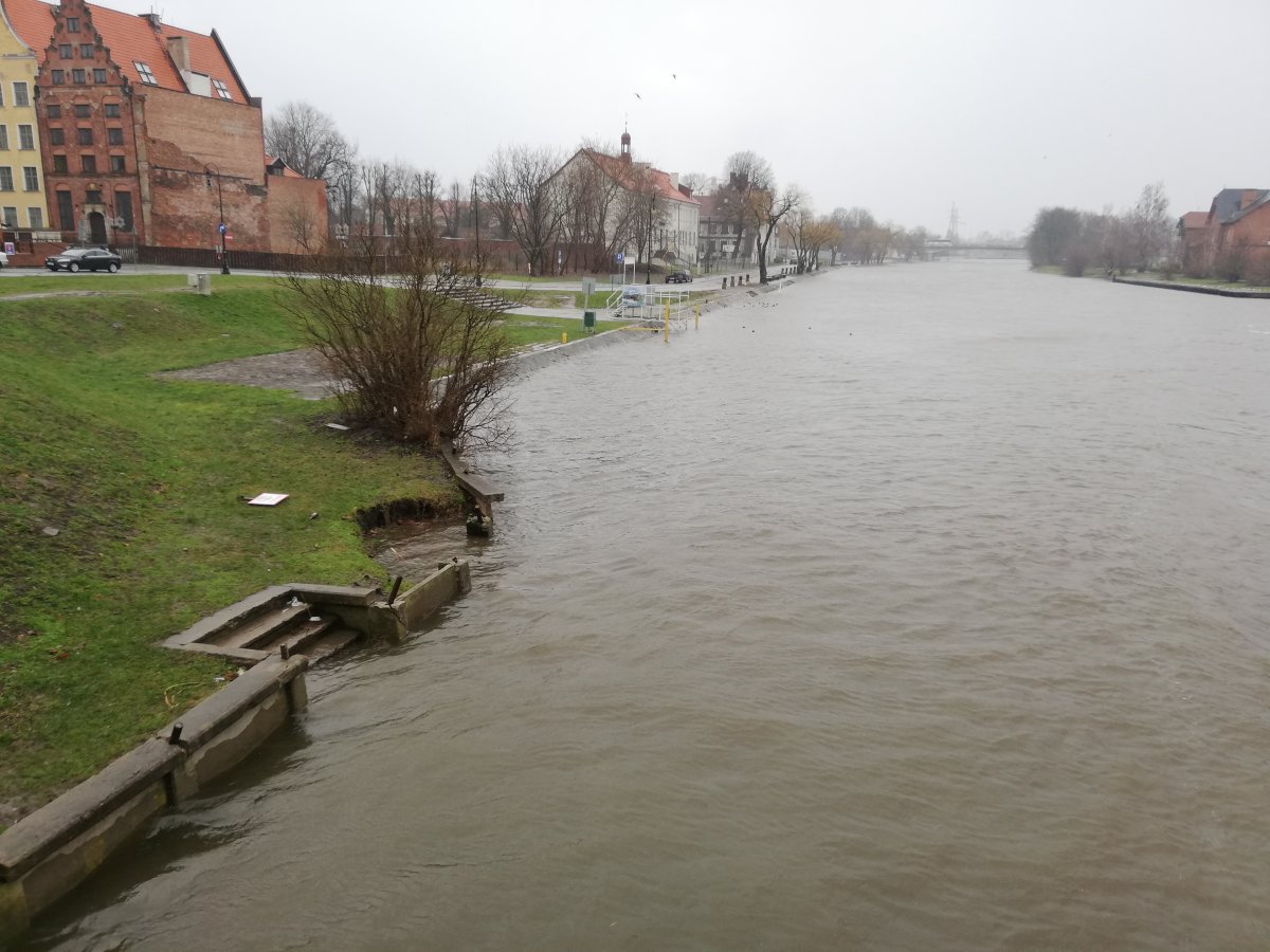 Silny wiatr, zagrożenie cofką. Wydano kolejne ostrzeżenie