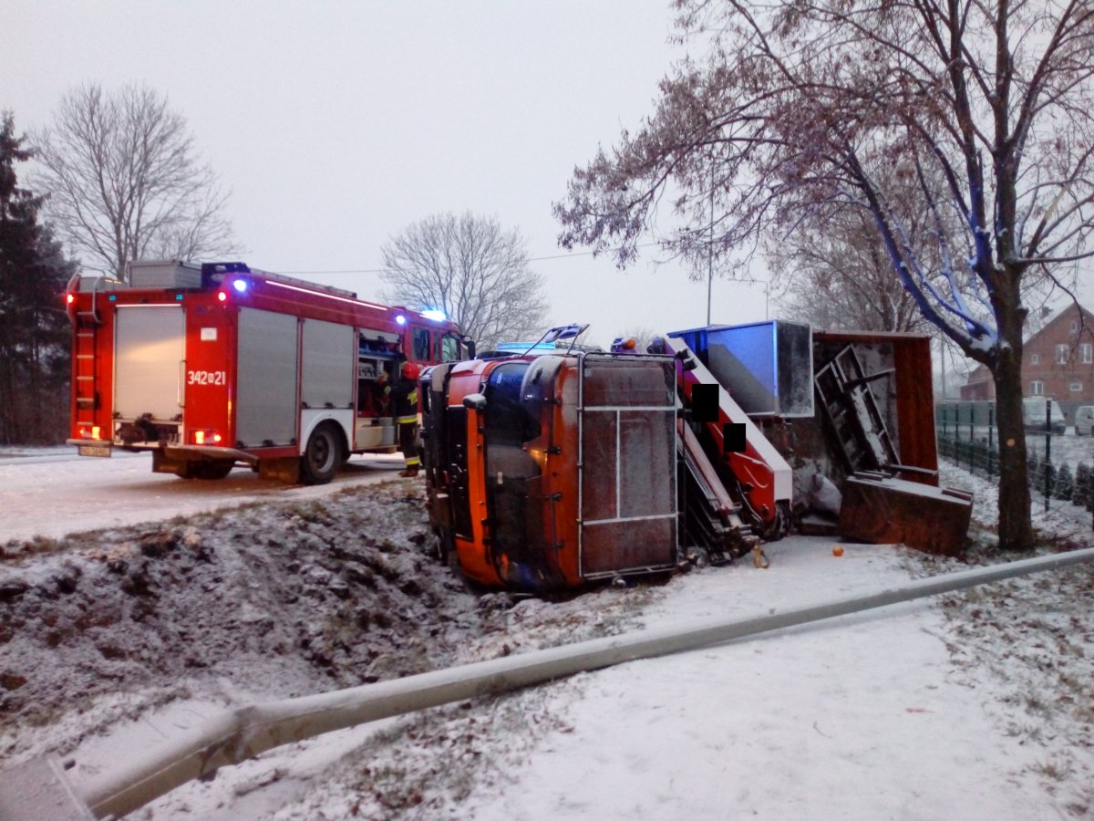 Chwile grozy w Kazimierzowie. Uniknął zderzenia z autobusem, wpadł do rowu [zdjęcia]