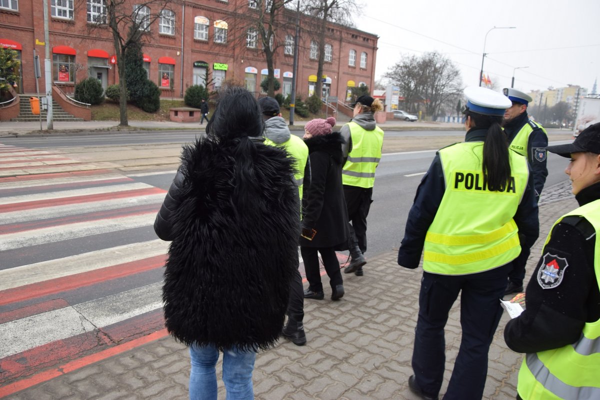 Dzisiaj policjanci bacznie przyglądają się pieszym