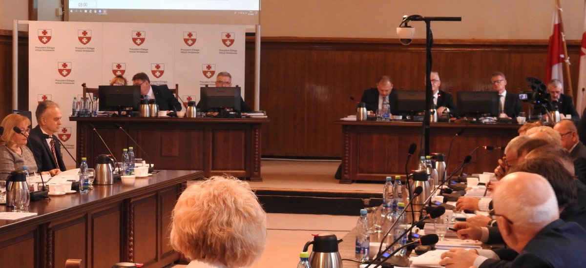 Elbląscy radni w oku kamery. Sprawdź o czym obradują [na żywo]