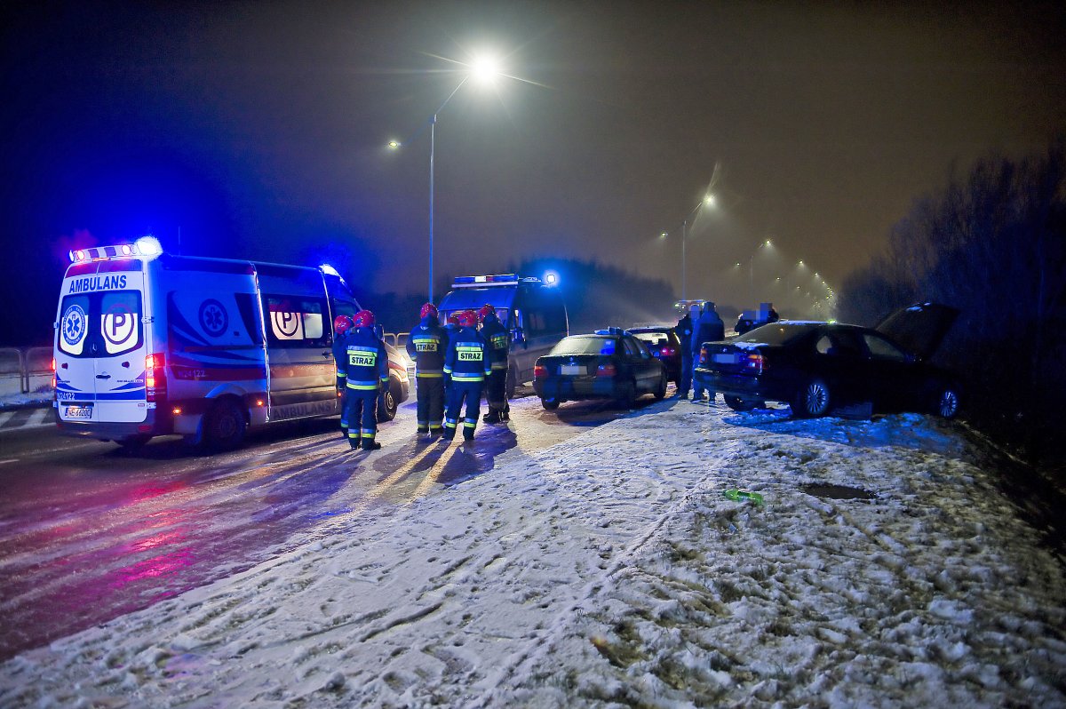 Wypadek na Modrzewinie. Wpadła w poślizg, potrąciła dwie kobiety [zdjęcia]