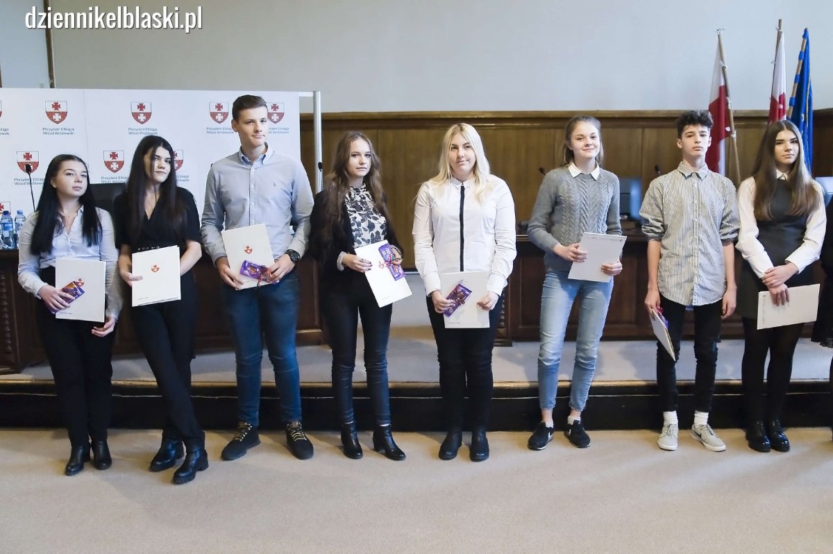 Zdolni uczniowie z Elbląga odebrali stypendia [zdjęcia]