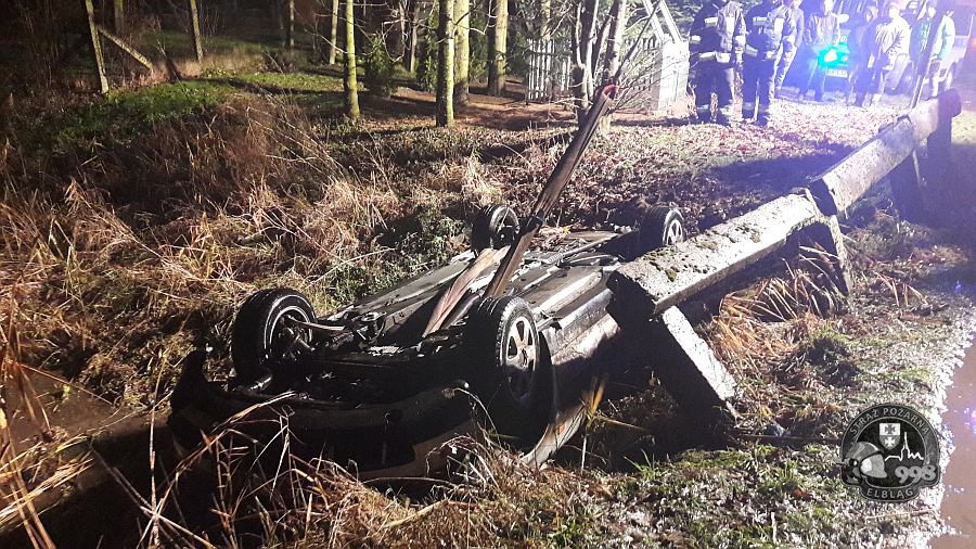 Dachował w przydrożnym rowie. Rannego wydostali z auta strażacy